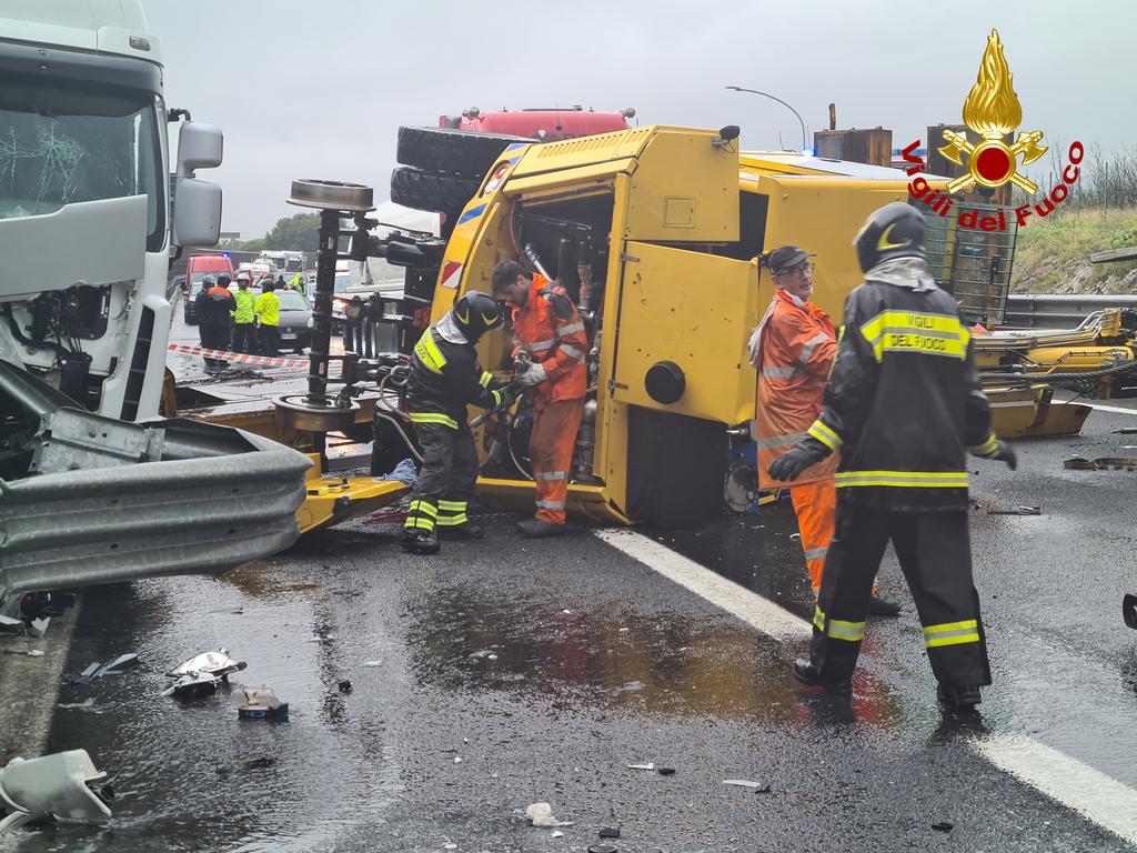 Incidente Tra Lisert E Duino Camionista Estratto Dalle Lamiere Il