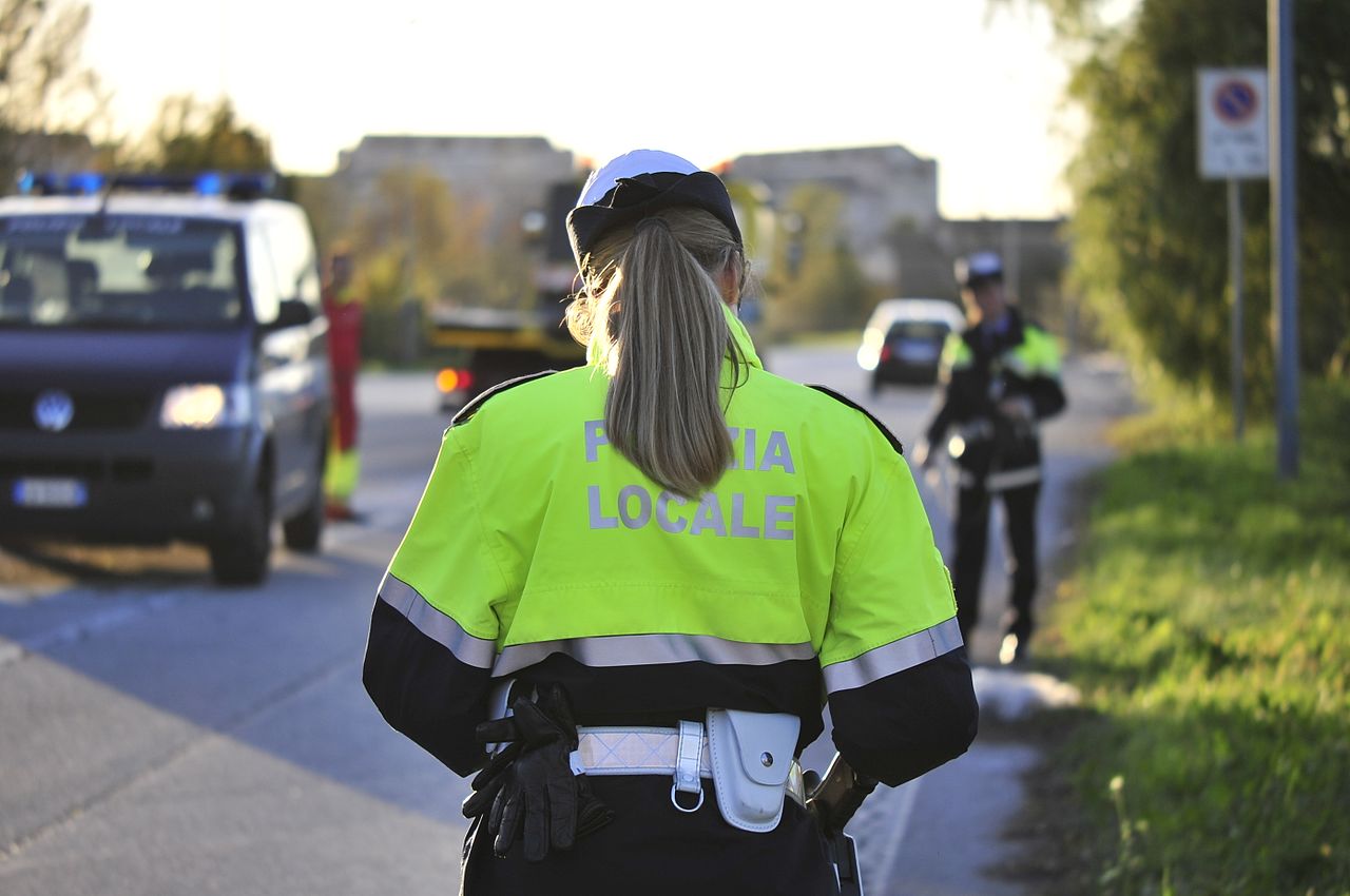 Immagine per Polizia locale dotata di taser a Monfalcone, arriva il sì alla sperimentazione