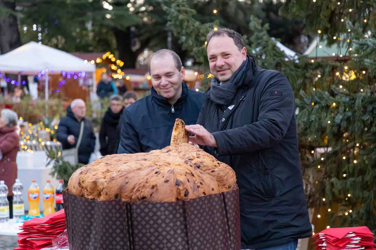 Il panettone gigante in piazza a Cormons, tagliate oltre 500 fette