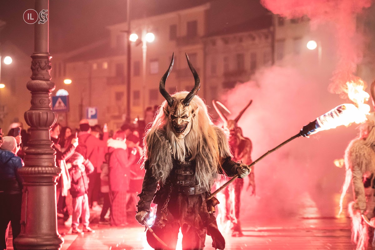 Immagine per Il fuoco dei Skaupaz Toifl accende Gorizia, piazza gremita per i diavoli