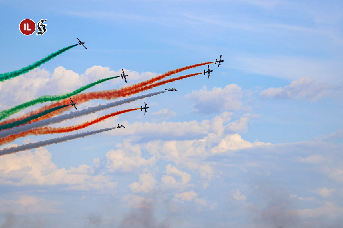 Immagine per Grado col naso all'insù, le acrobazie delle Frecce colorano il cielo