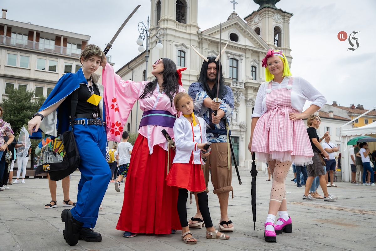 Immagine per La passione per fumetti e cosplay illumina piazza Vittoria, Gorizia gremita di colori