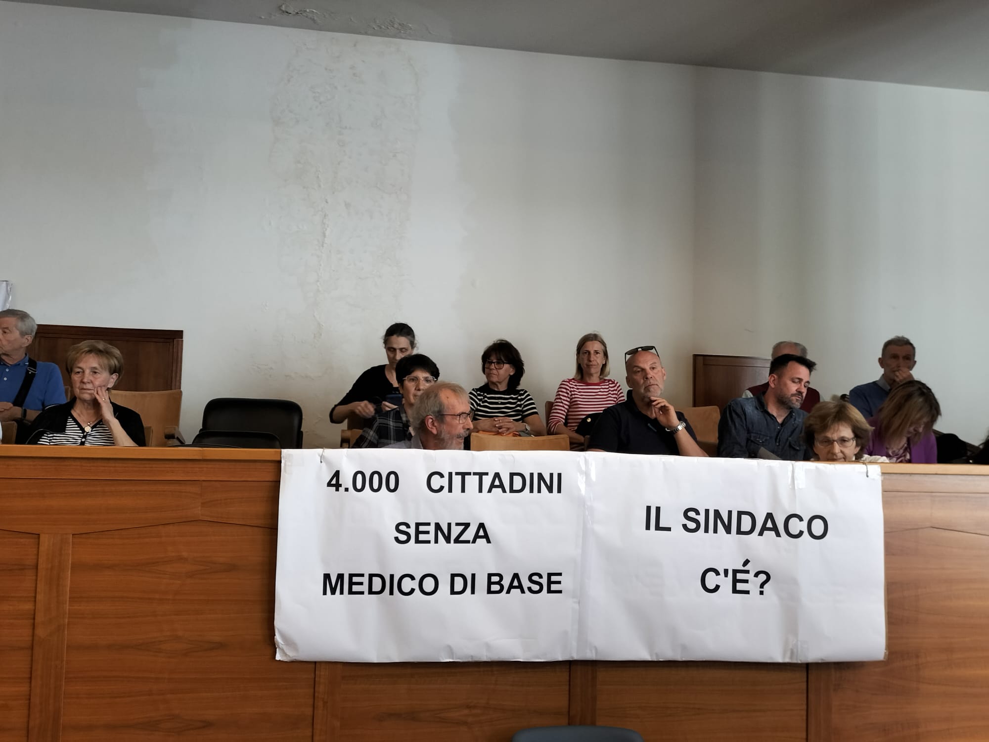 Immagine per Cittadini senza medico, la protesta entra in Aula: nervi tesi tra Picco e Ziberna