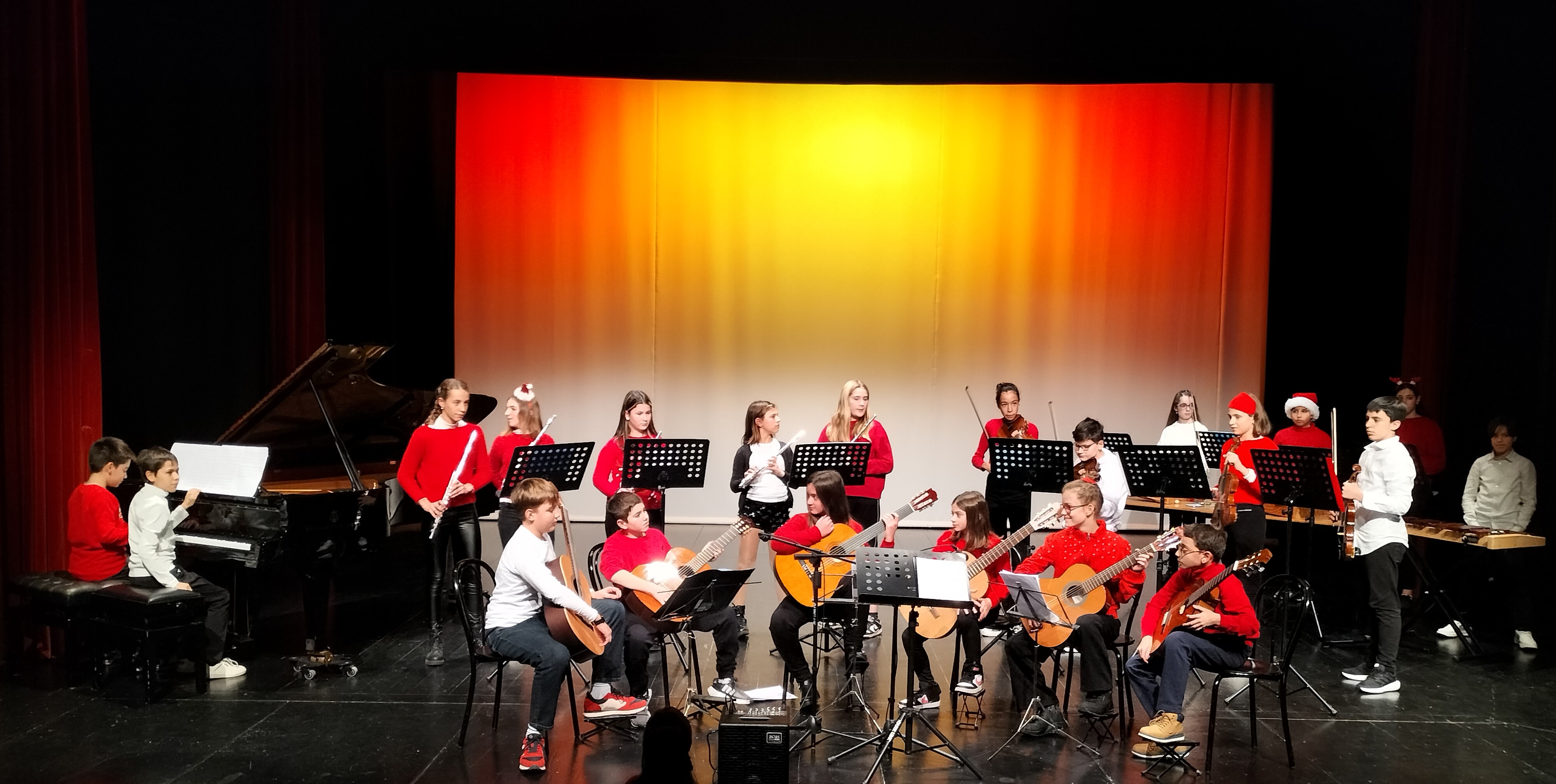 Immagine per Auguri in musica al saggio della 'Locchi'