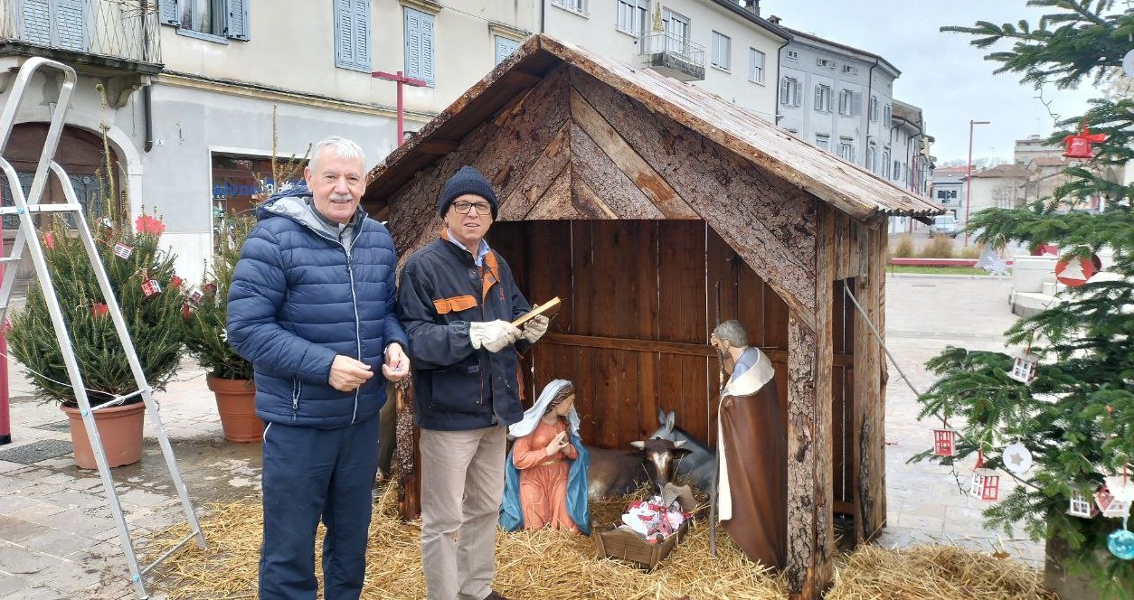 Immagine per Albero si schianta in piazza a Cormons. Danni al presepe di San Rocco a Gorizia