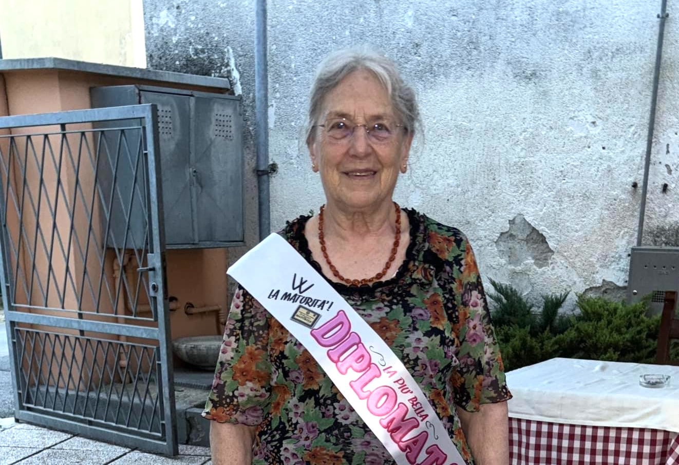 Immagine per Annamaria chiude la maturità bis a 80 anni con il 100, festa al Cossar di Gorizia