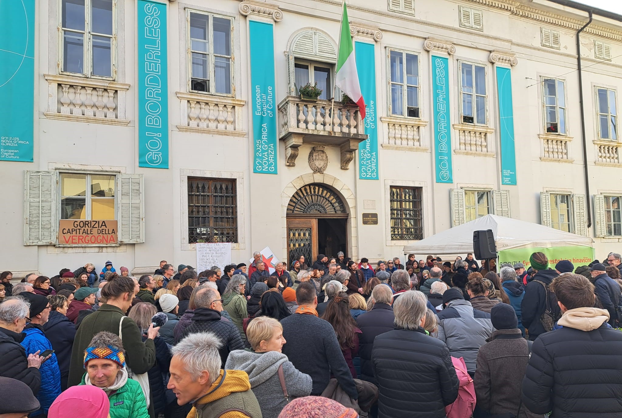 Gorizia, oltre 300 manifestanti in piazza del Municipio per ribadire: «Mussolini non è mio concittadino» 