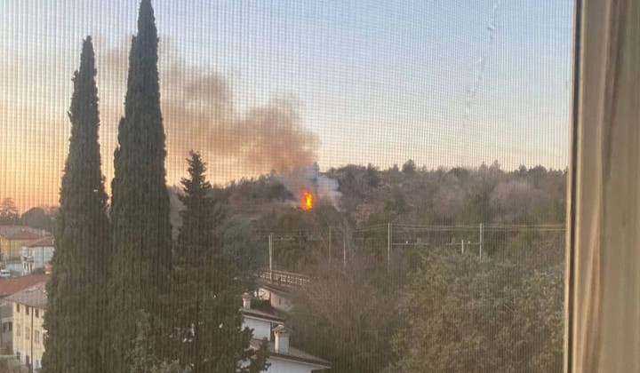 Monfalcone, nuovo incendio sul Carso nei pressi della Rocca