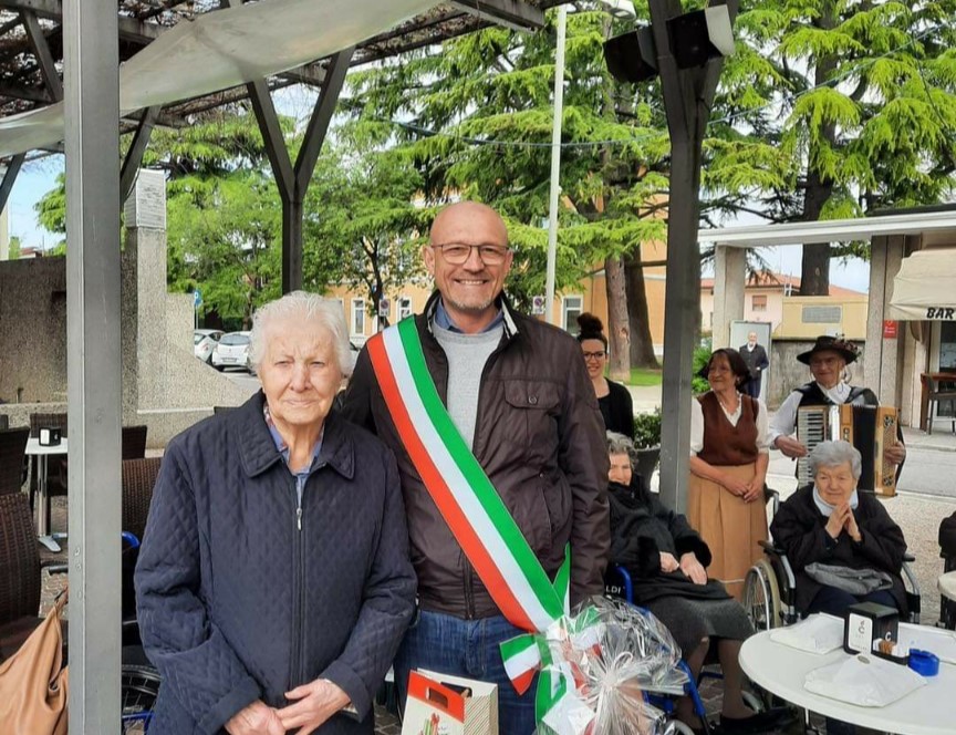 Pieris, i 101 anni di Almira Laurenti festeggiati in piazza