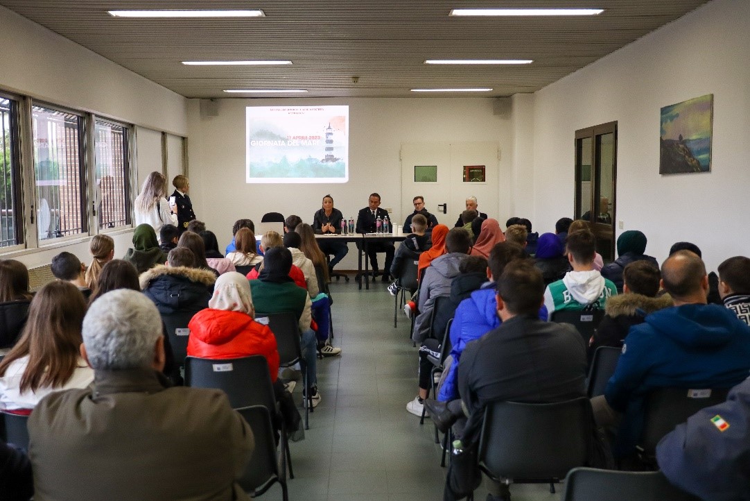 Immagine per Per la Giornata del Mare gli studenti della Giacich diventano 'Cittadini del mare'