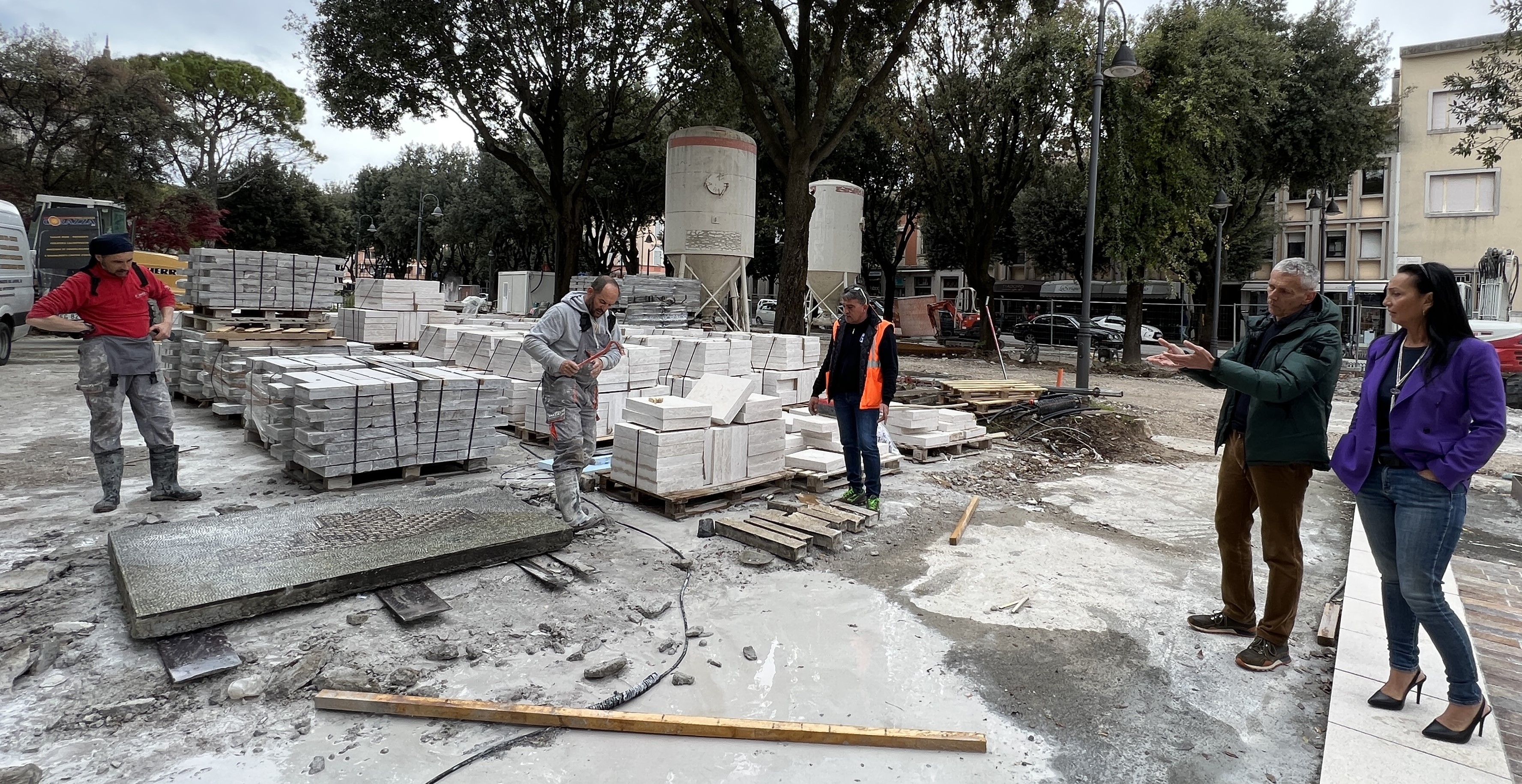 Monfalcone, ricollocato vicino la fontana il mosaico raffigurante la Rocca