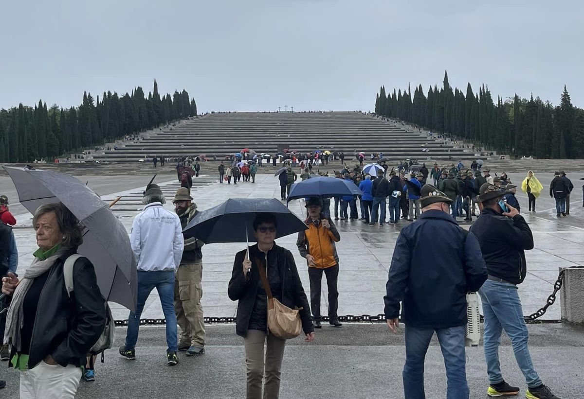 Immagine per Vigilia dell'Adunata al Sacrario, 10mila alpini sotto la pioggia a Redipuglia