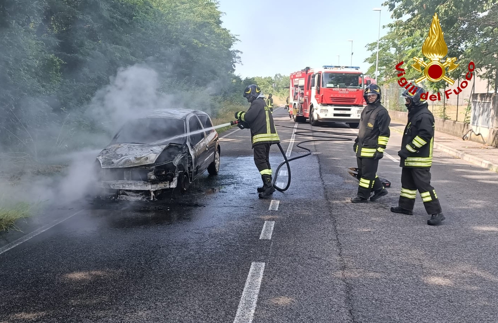 Immagine per Gorizia, esce fumo dal cruscotto mentre guida: accosta e si salva dalle fiamme