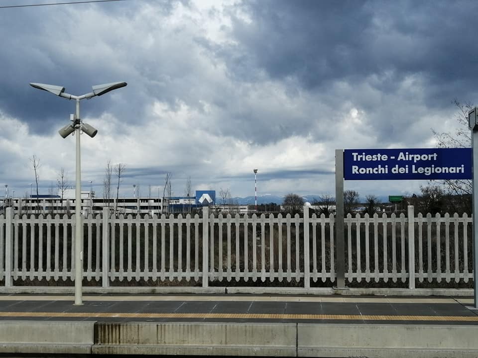 Ragazzo sui binari in stazione al Trieste Airport, giornalista lo salva