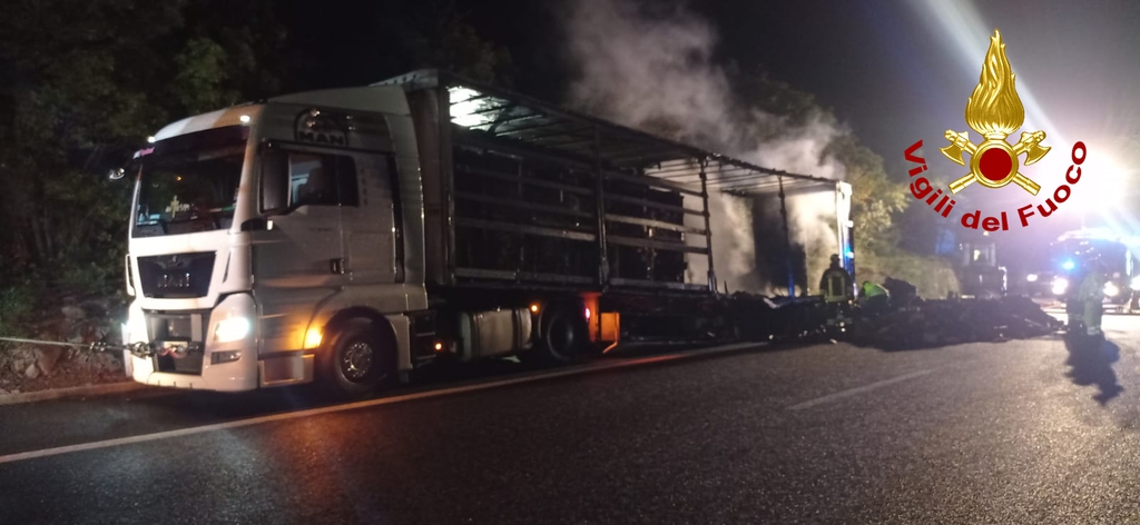 Immagine per Camion in fiamme in autostrada tra Sgonico e Sistiana: autista illeso