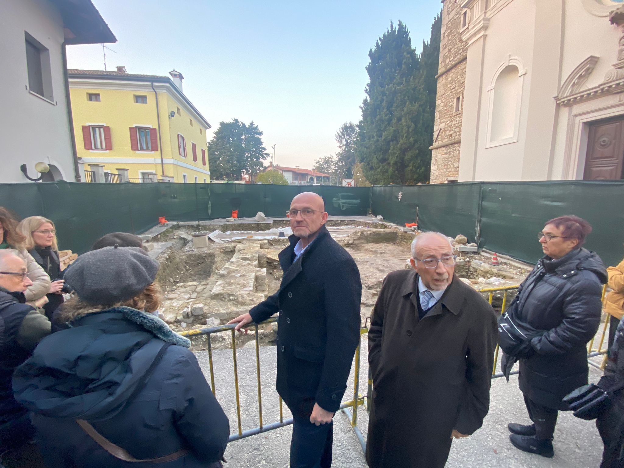 San Canzian, la conferenza sugli scavi si trasforma in dibattito davanti la chiesa