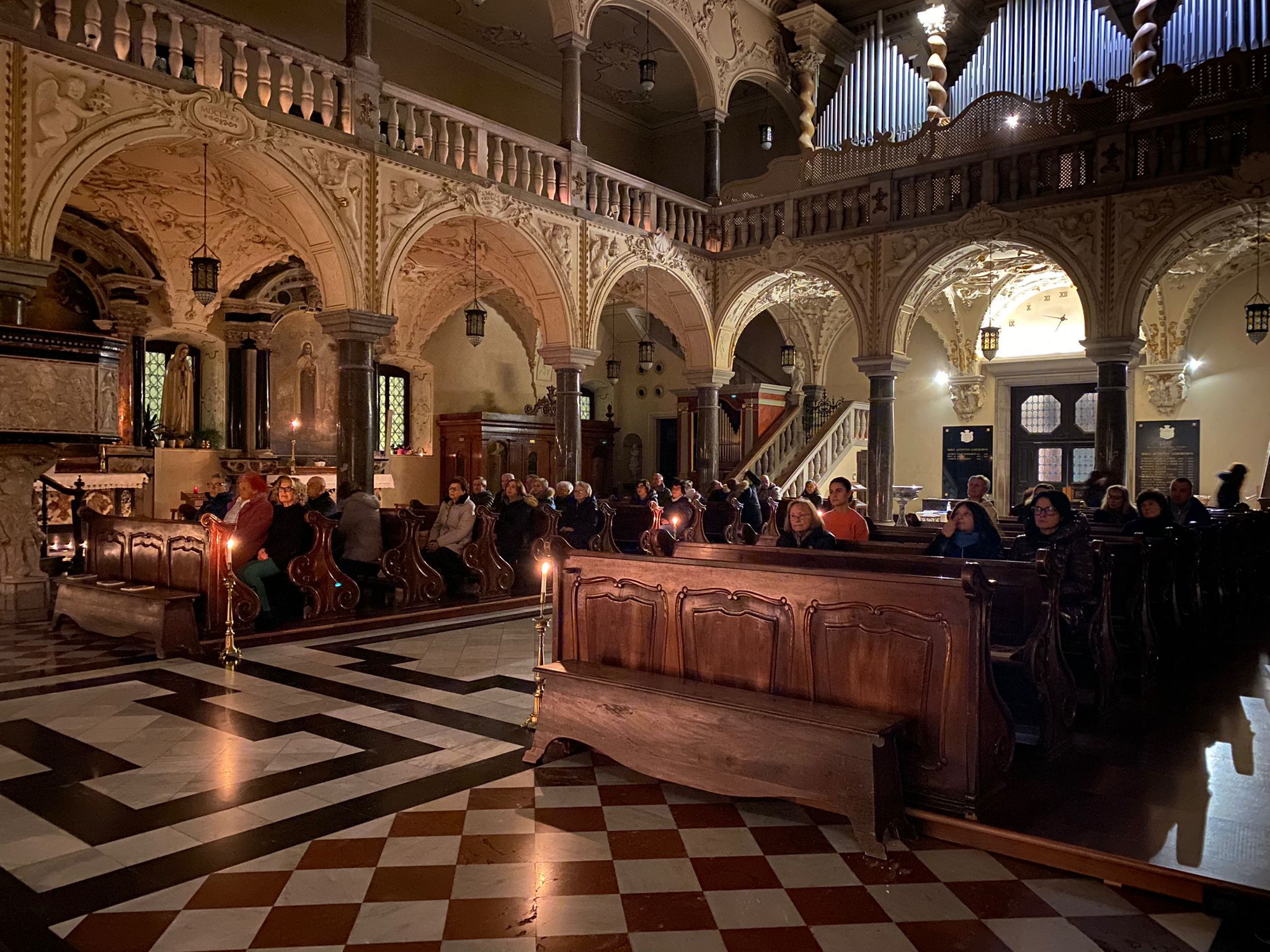 Immagine per Cattedrale illuminata dalle candele, l'arcivescovo: «Tutti hanno diritto di pregare»