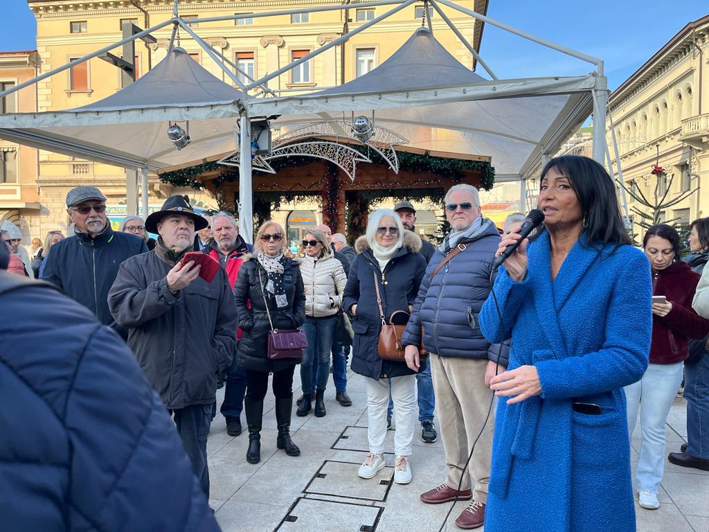 Cisint in piazza per gli auguri nel giorno del corteo: «Chiedo rispetto, non ci intimidiscono»