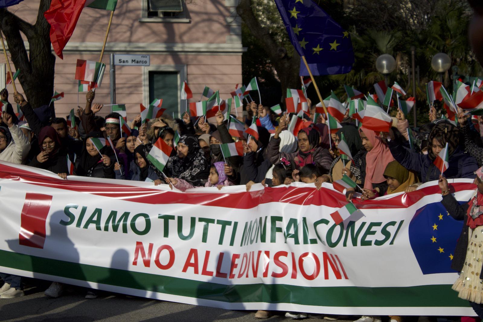 Monfalcone, in migliaia sfilano contro «tutte le divisioni», donne in prima fila