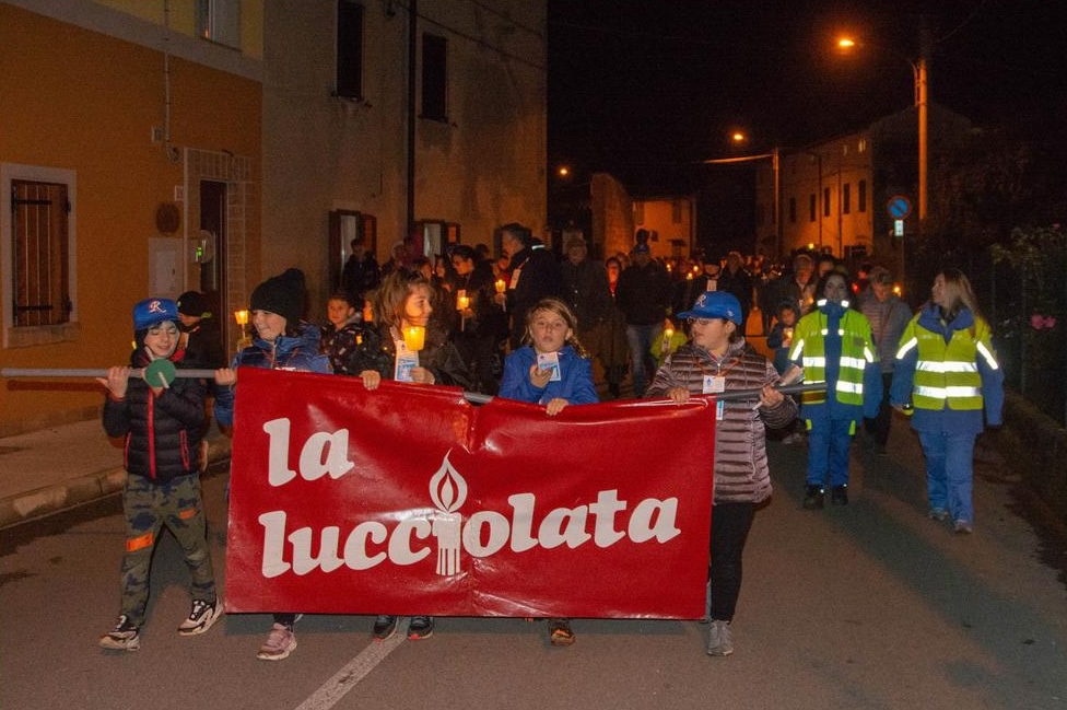 Immagine per Fogliano Redipuglia illuminata per Vie di Natale, torna la Cena in Rosso