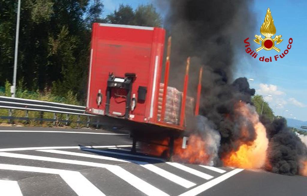 Immagine per Semirimorchio a fuoco, A34 chiusa al traffico