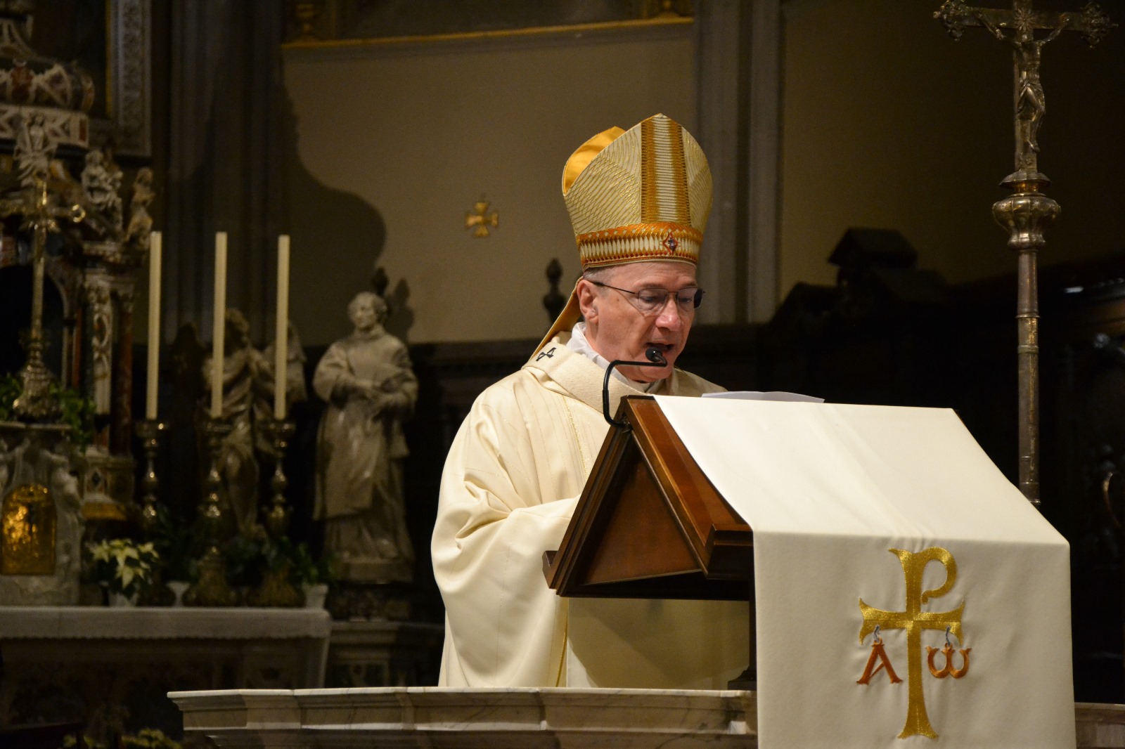 «Natale è una salvezza per le nostre esistenze». Redaelli celebra la messa di Mezzanotte in cattedrale