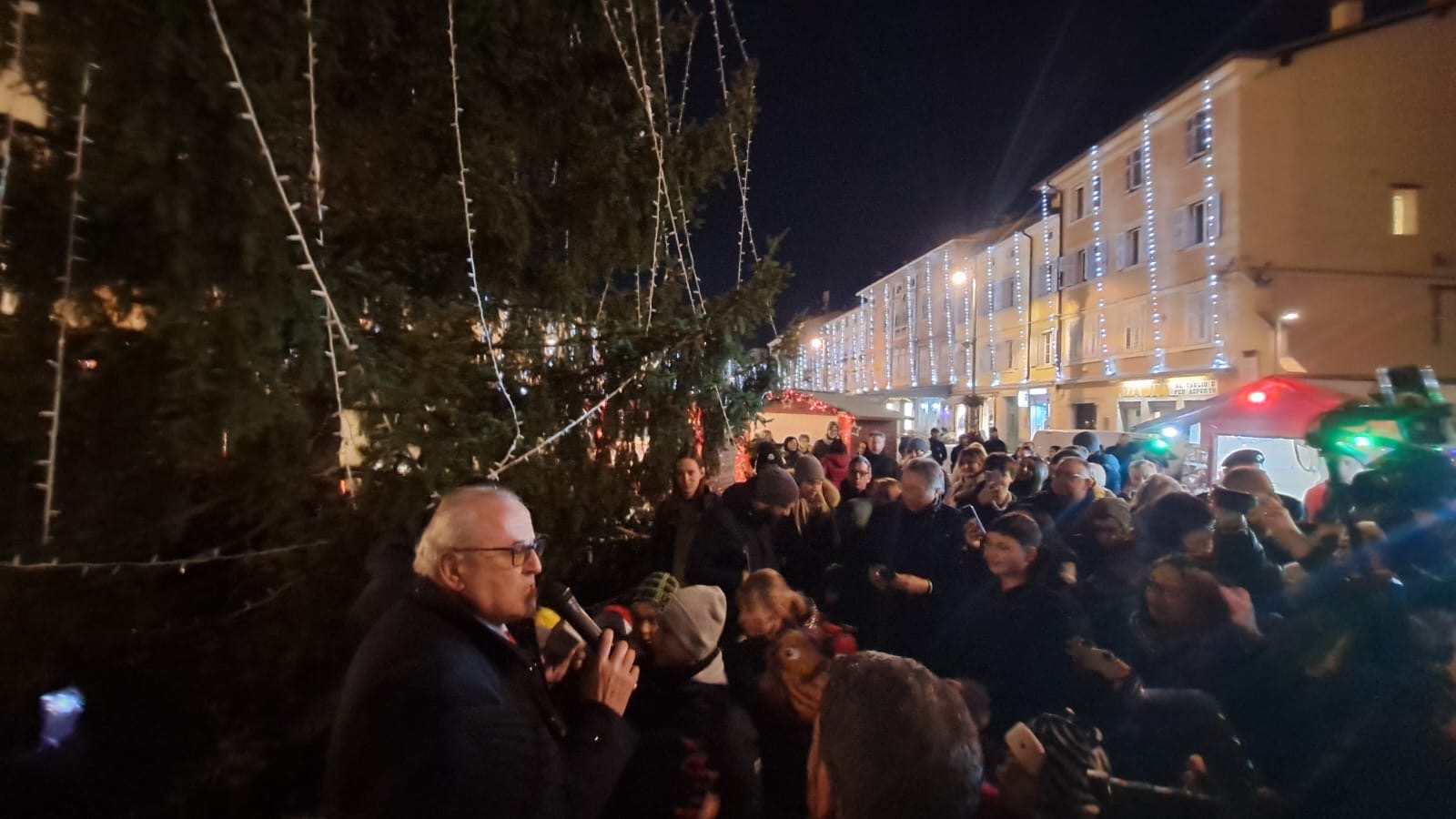 Immagine per La magia del Natale a Gorizia: accese le luci dell'albero in Piazza Vittoria