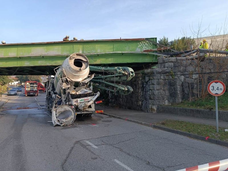 Immagine per Salcano, camion si schianta contro il ponte ferroviario: gravi danni e traffico bloccato