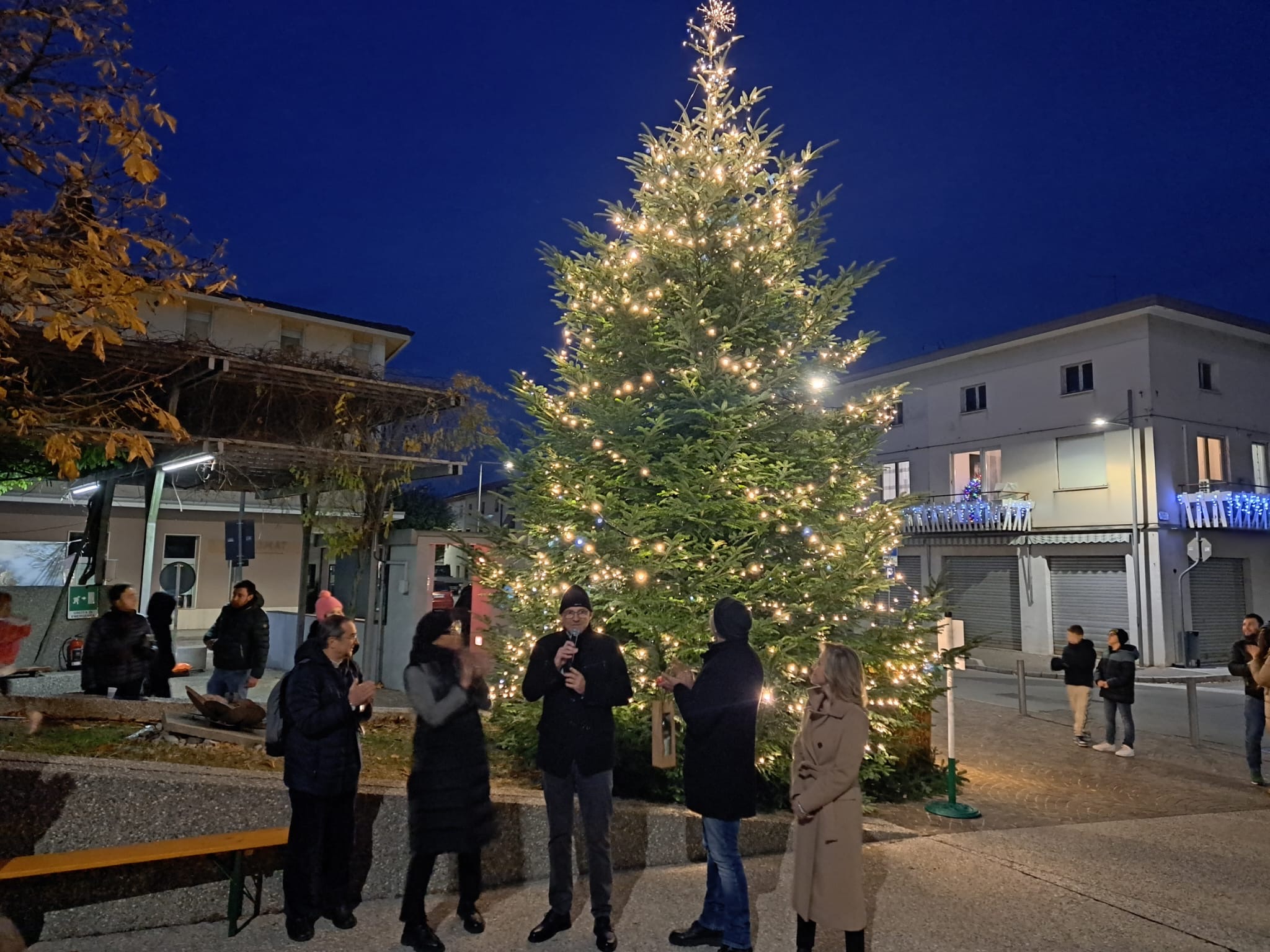 Immagine per San Canzian d'Isonzo, si accendono le luci dell’albero a Pieris tra canti natalizi e Krampus 