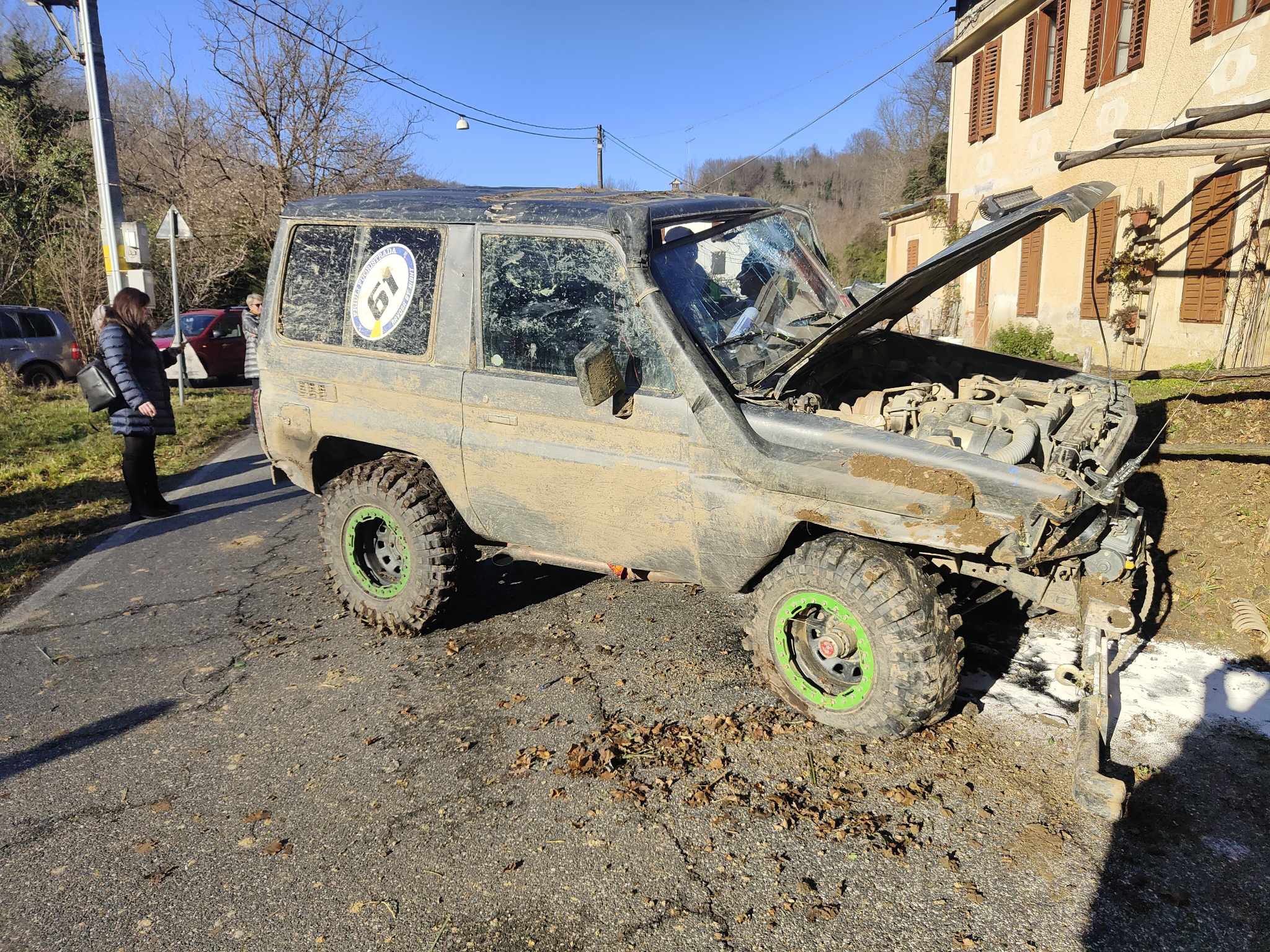 Esce di strada con il 4x4 a San Floriano, ricoverato a Trieste