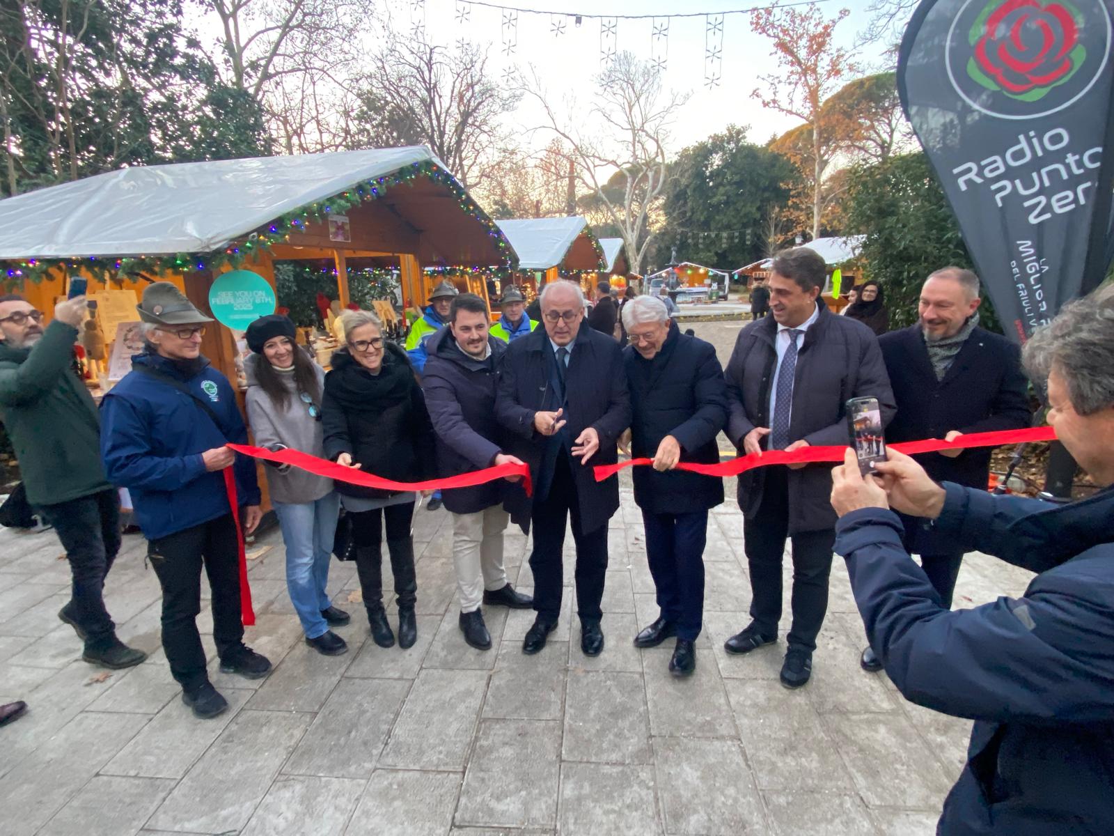 Immagine per Gorizia, aperti i mercatini di Natale ai Giardini. L'invito a comprare dai negozianti locali