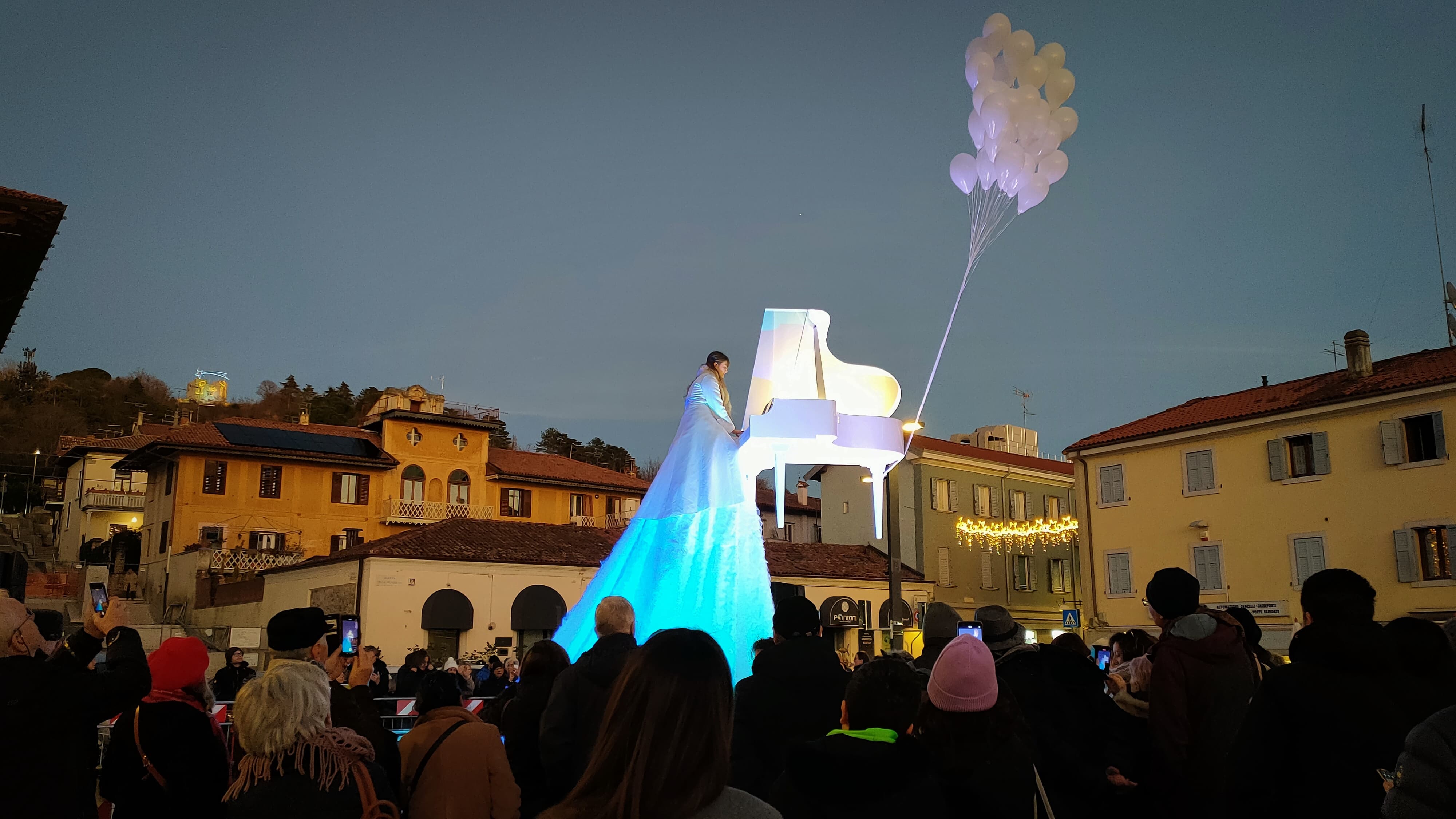 La musica del Piano Sky incanta Monfalcone: note in piazza a quattro metri d'altezza