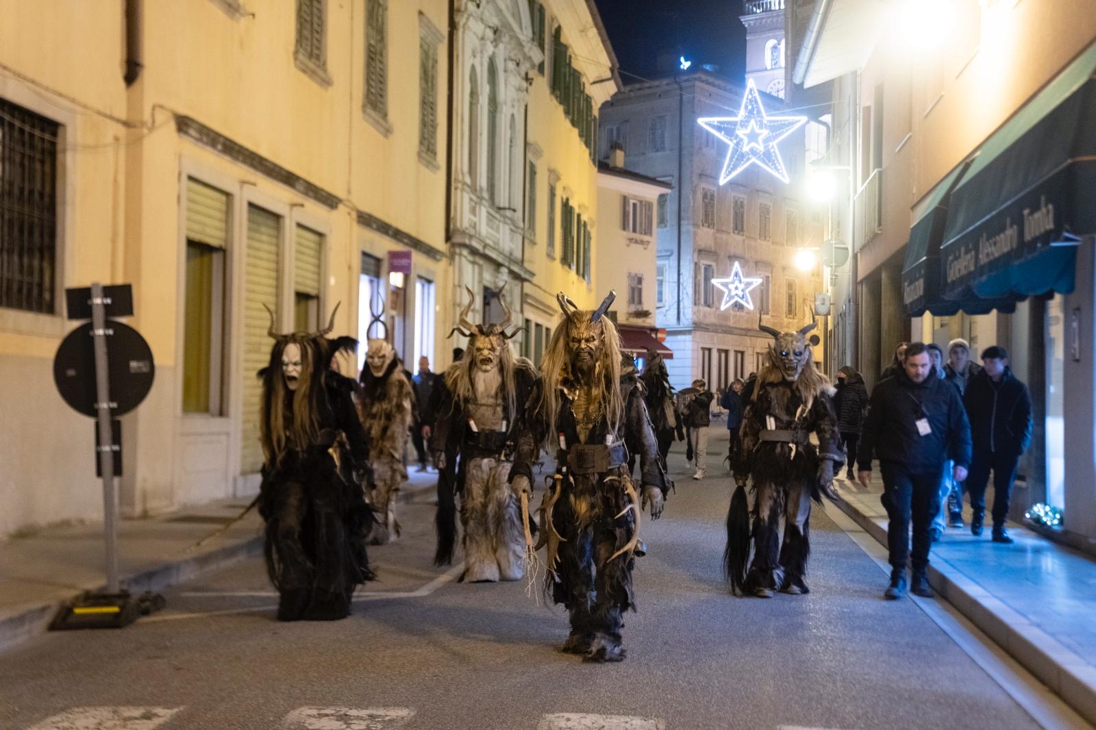 Immagine per Lo spettacolo degli Alfagor a Cormons, folla nella nuova piazza Libertà