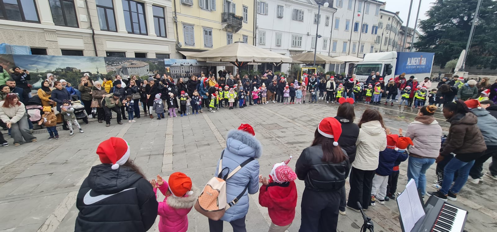 Immagine per La danza e il canto dei bambini invadono Piazza Vittoria: gli auguri di Natale dei più piccoli