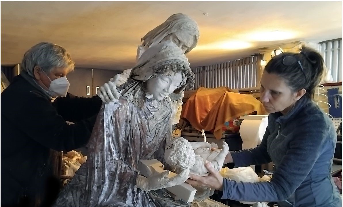 Immagine per Padre e figlia: ecco i due artisti che hanno creato le statue del presepe gradese in Vaticano