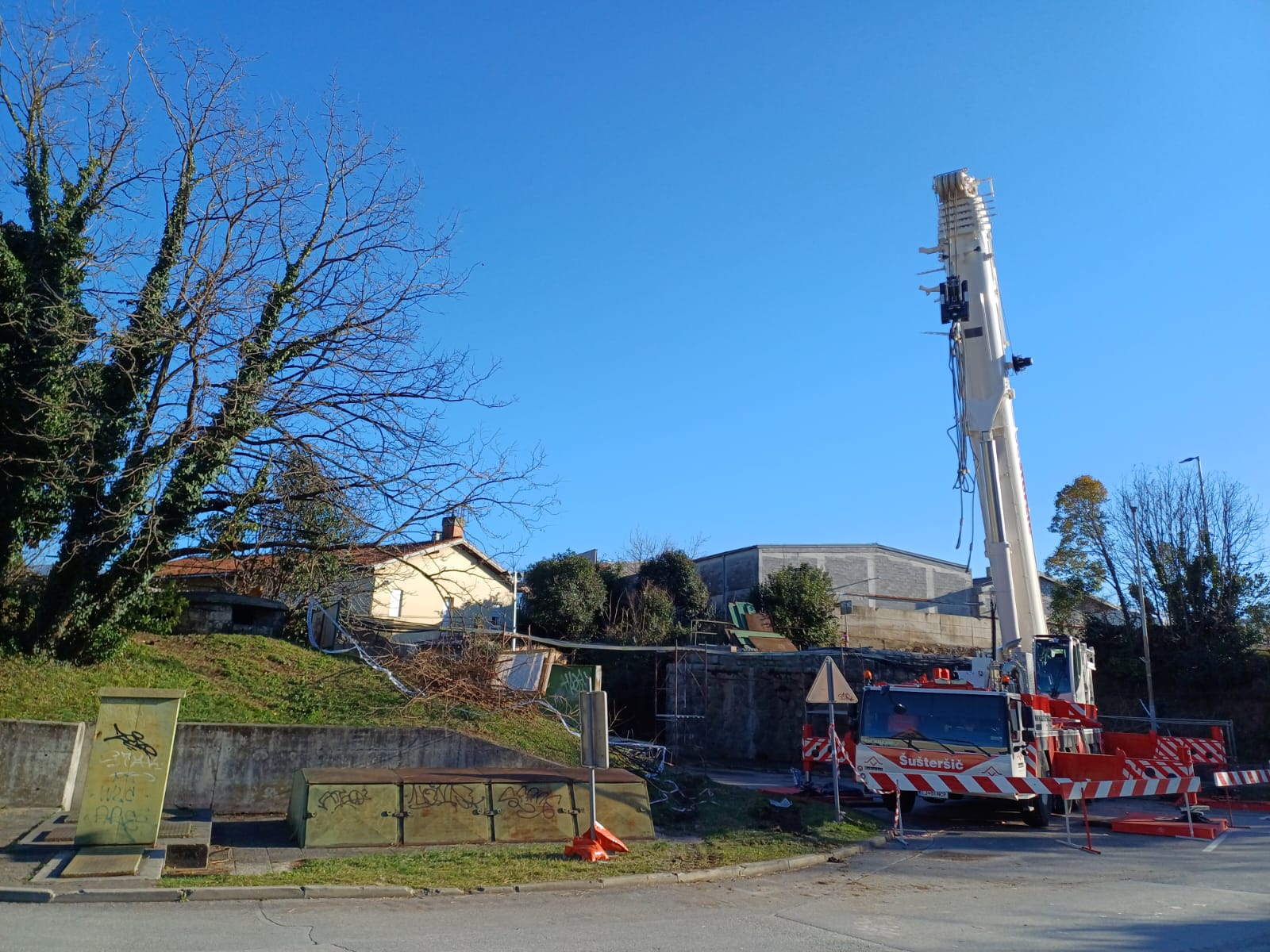 Immagine per Salcano, avviati i lavori al ponte. Demolito il vecchio e pronto il risanamento dei piloni