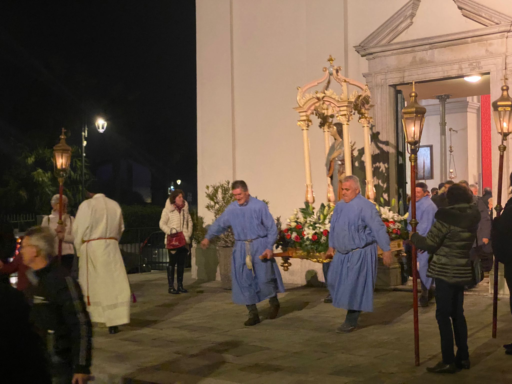 Joannis festeggia cent'anni della statua di Sant'Agnese: gremita processione a lume di candela