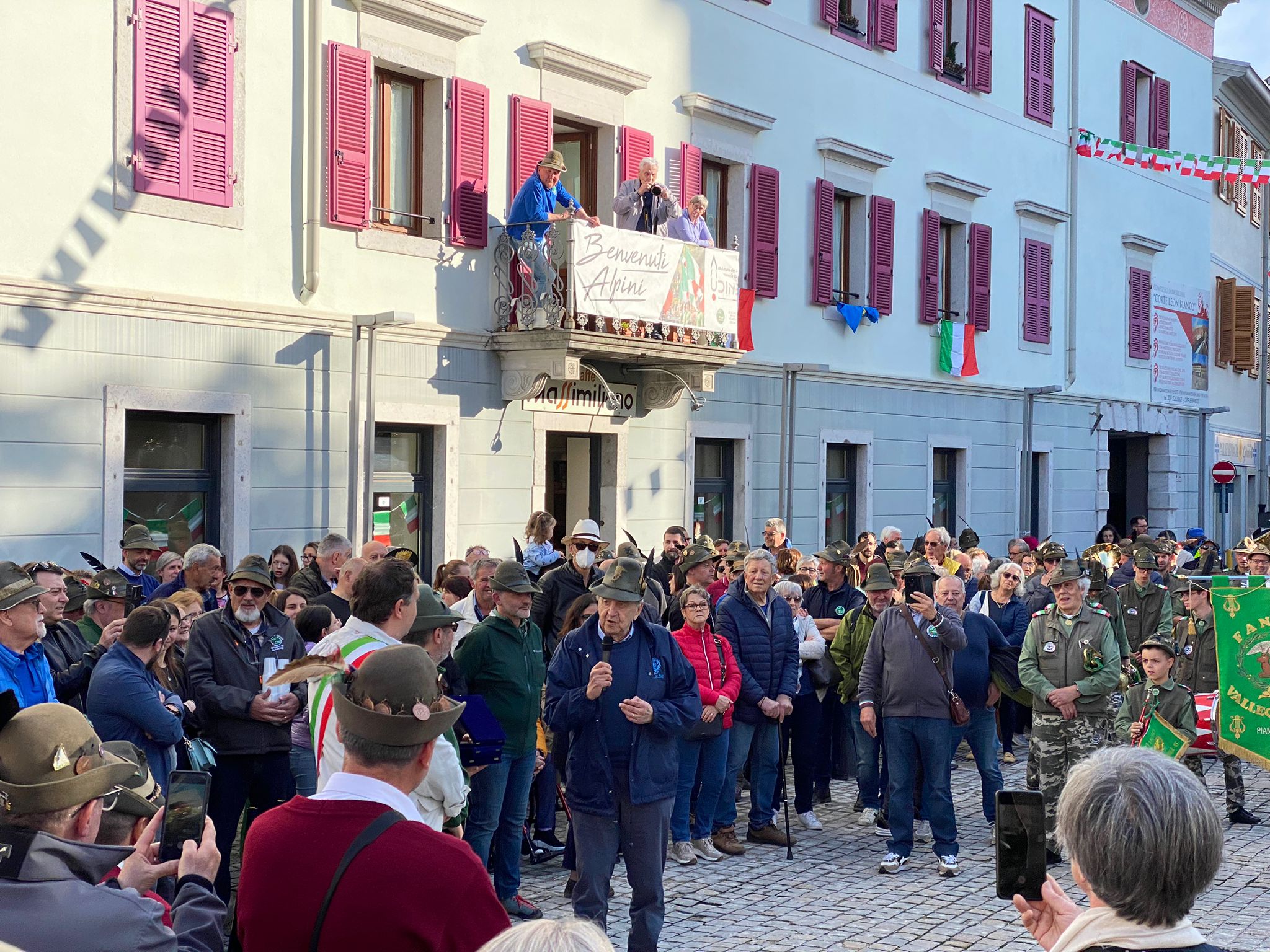 Un fiume di alpini nel cuore di Cormons, in piazza anche Bruno Pizzul