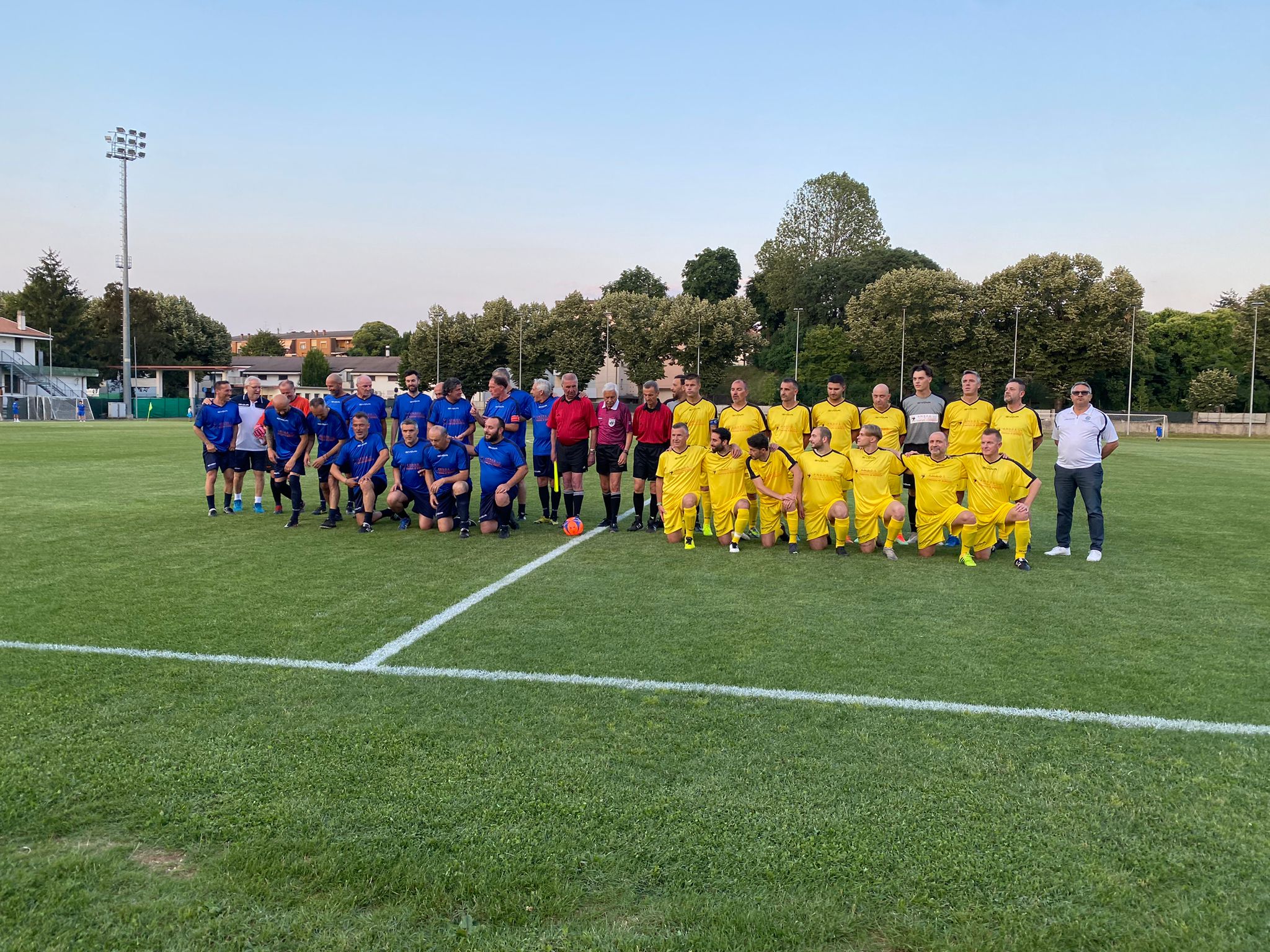 A Gorizia la sfida tra vecchie glorie e mister finisce in parità, vince la solidarietà