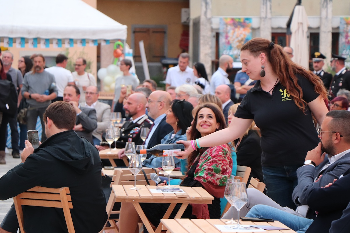 Immagine per Esordio con l'opera alla Festa dell'uva a Cormons, brindisi per il simbolo del Collio