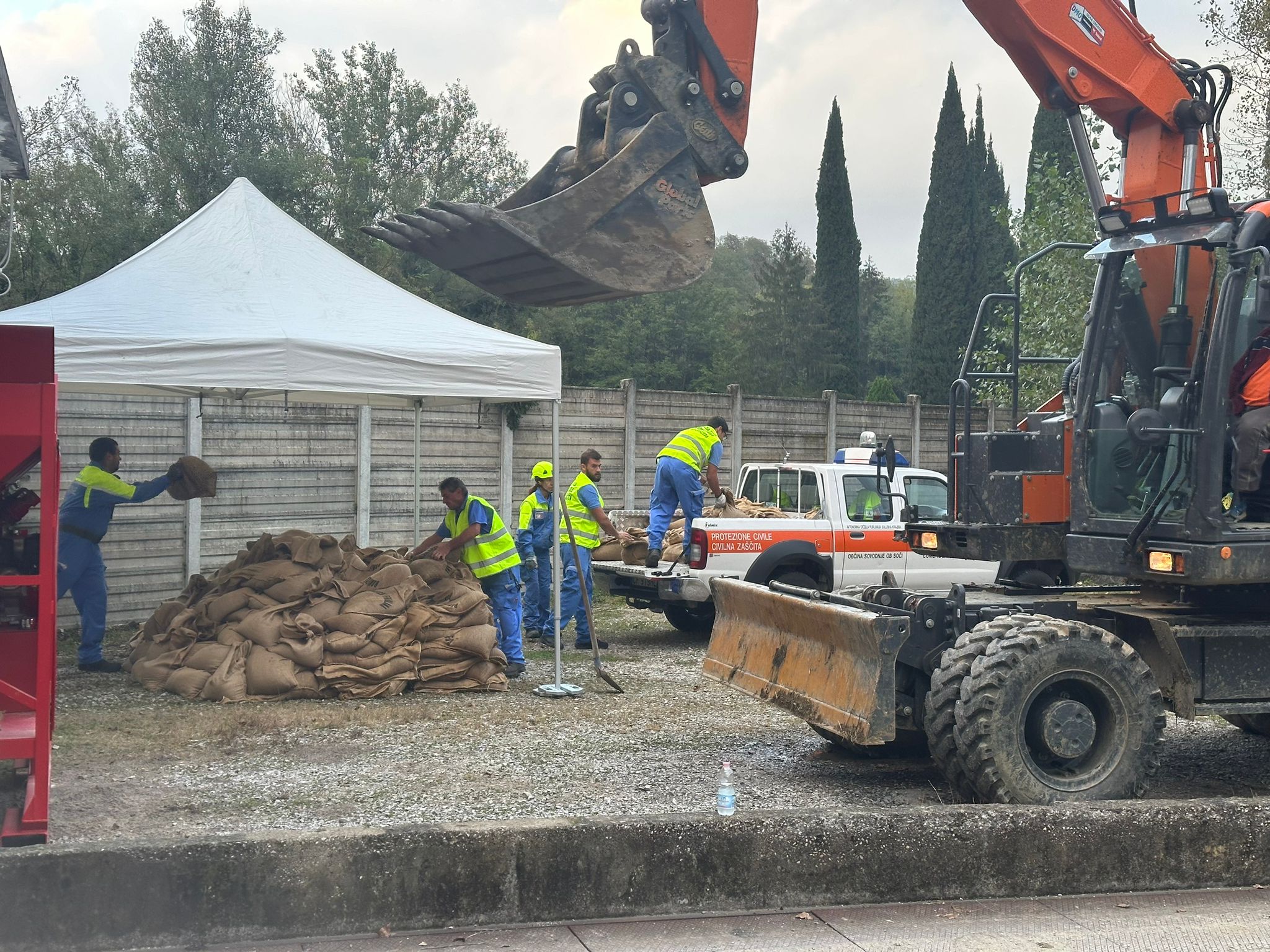 Cresce il livello di guardia del fiume Isonzo, strada chiusa a Poggio