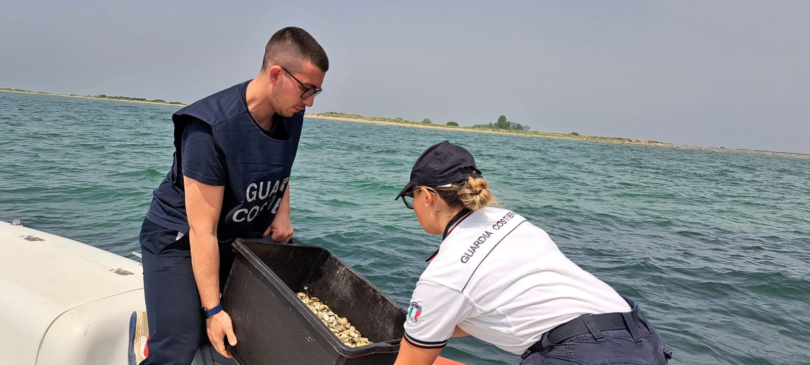 Pesca illegale di vongole a Grado, oltre 8mila euro di multa a due persone