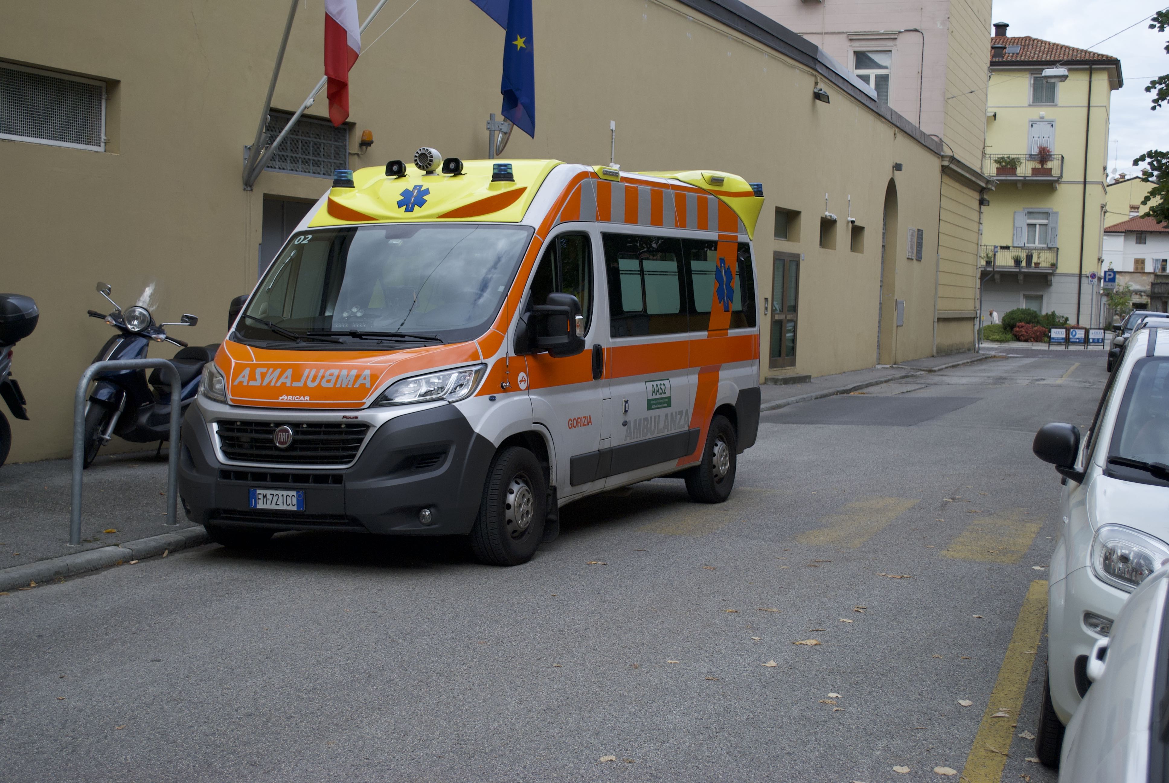 Cerca di accendere un fuoco in carcere a Gorizia, 10 persone rimaste intossicate