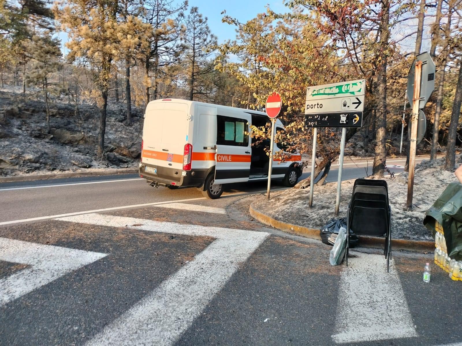 Continua la lotta contro il fuoco sul Carso, riapre la statale 14 a Monfalcone