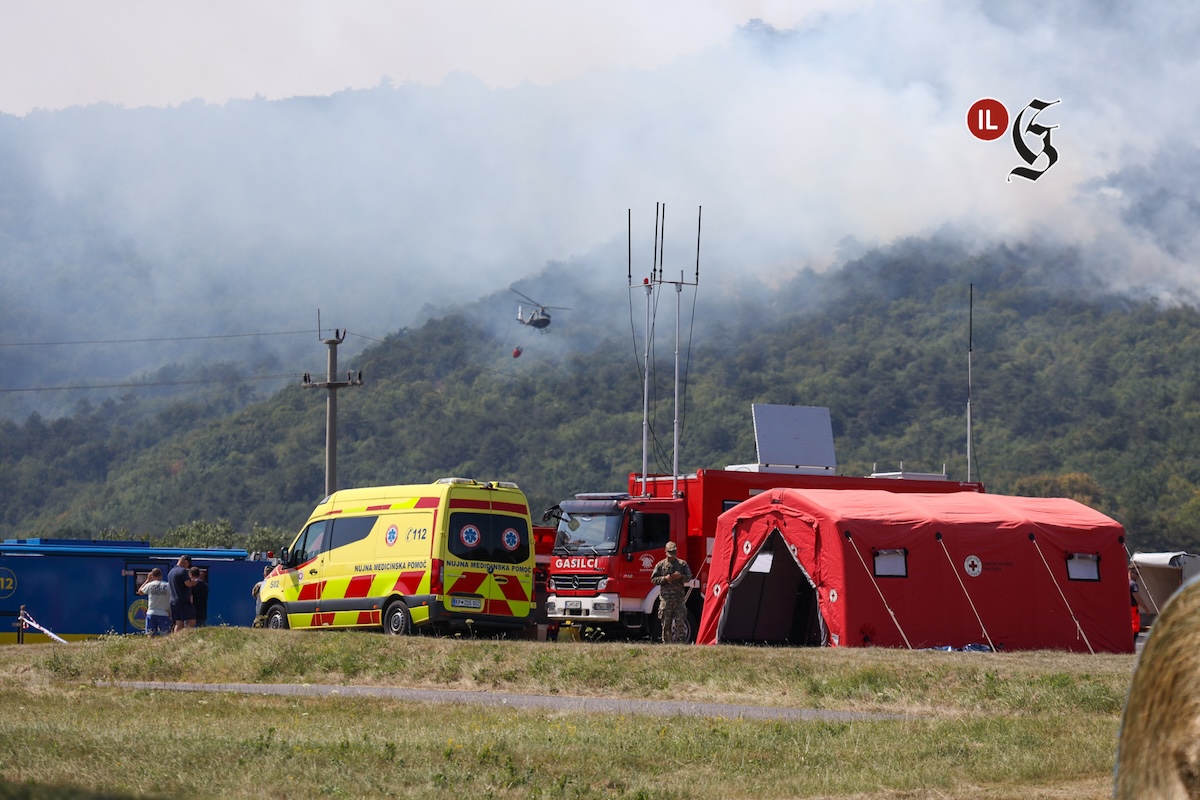Immagine per Lotta non stop contro il fuoco sul Carso sloveno, «non ancora sotto controllo»
