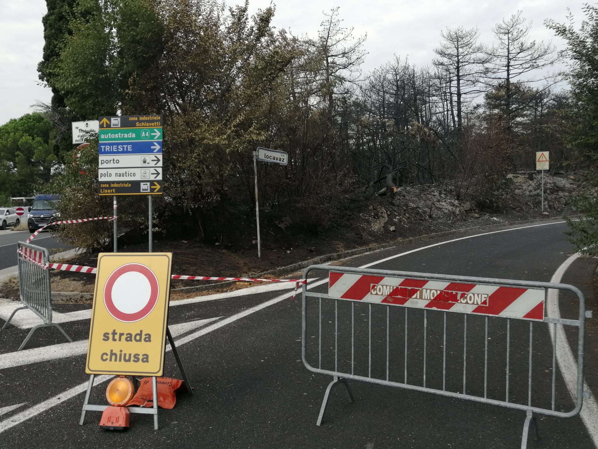 La lunga bonifica dell'incendio sul Carso, resta la deviazione sulla Ss14 a Monfalcone