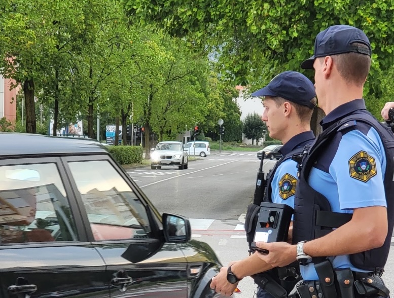 Bucati i pneumatici di 9 auto, raid vandalico nella notte a Salcano