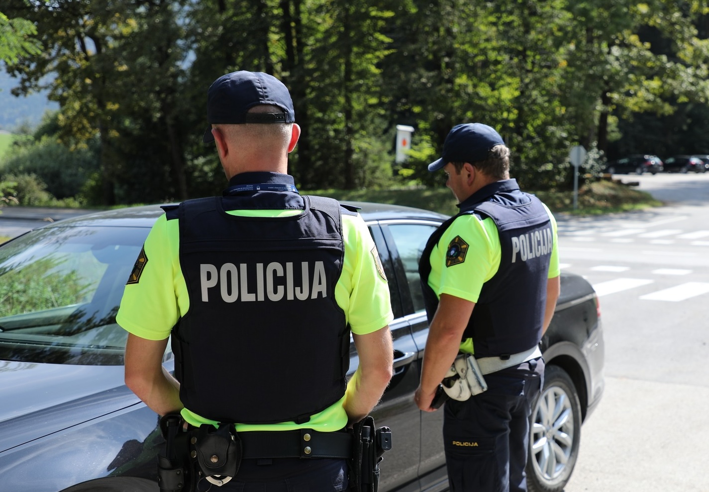 Auto con targa italiana sfasciata vicino Aidussina, distrutti finestrini e gomme