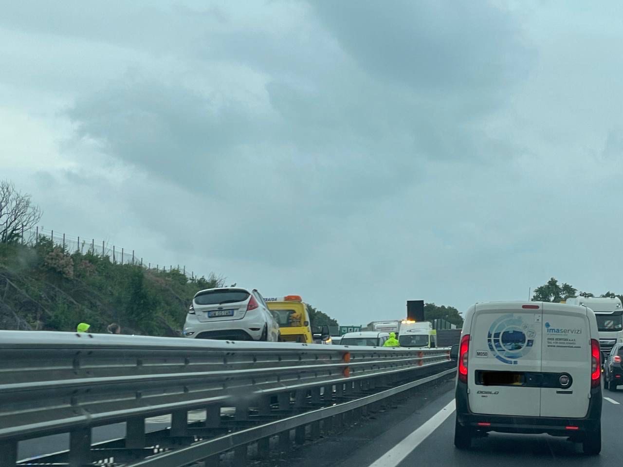 Auto finisce contro la barriera in A4, traffico in tilt tra Duino e Monfalcone