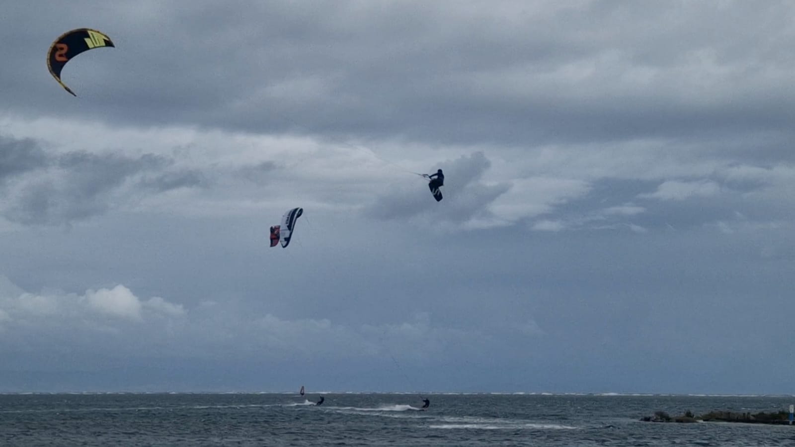 Immagine per Quella corsa nel vento tra cielo e mare, l'onda del kitesurf per appassionati a Grado